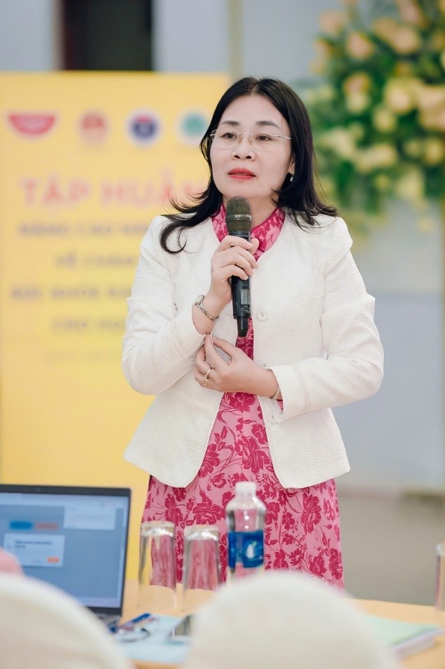 Tiến sĩ Mai Thị Liên Giang,  Phó Giám đốc Sở Giáo dục và Đào tạo trao đổi, chia sẻ tại lớp tập huấn